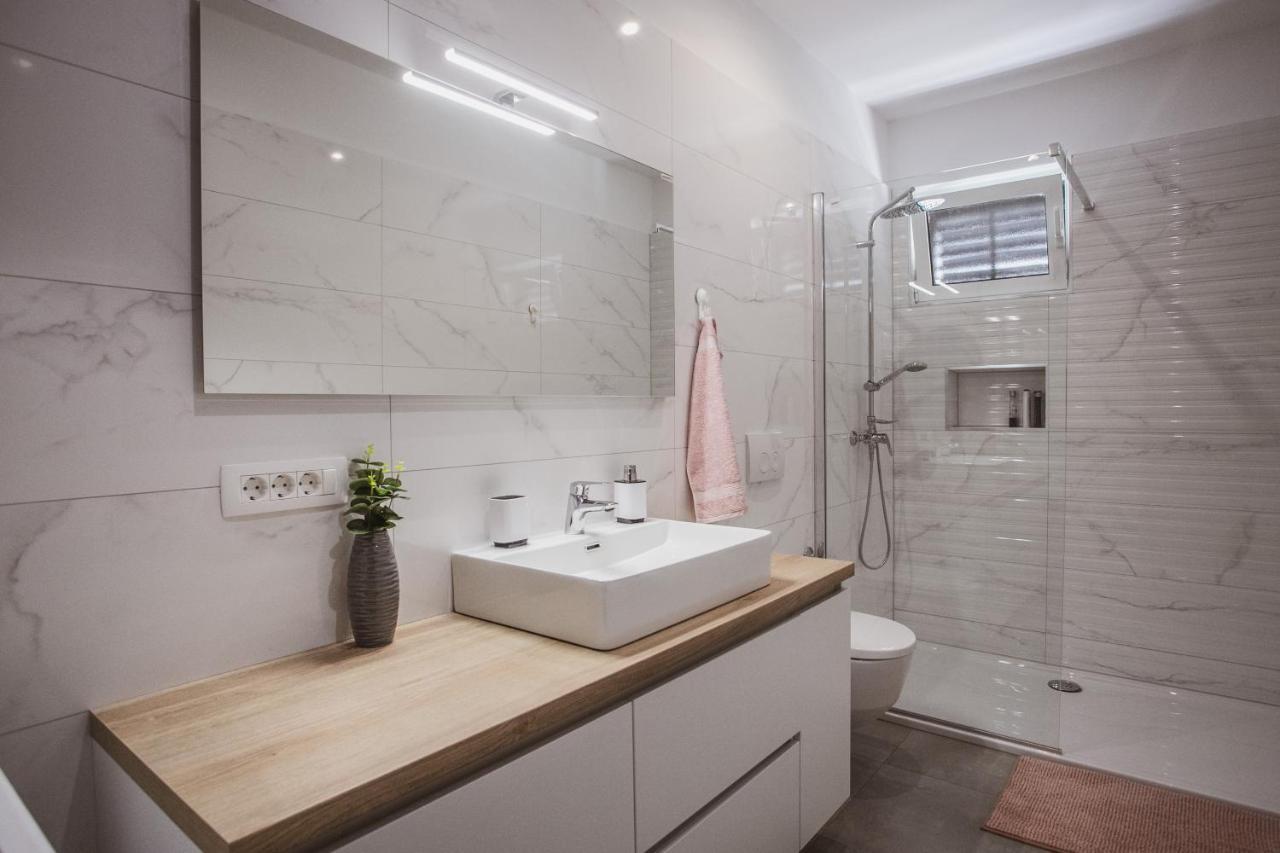 Comfort Sea View Apartment Dugi Rat Bagian luar foto